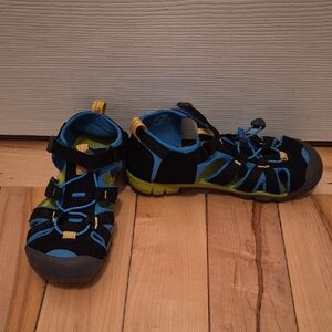 Keen Youth Size 3 Black and Blue Sandals